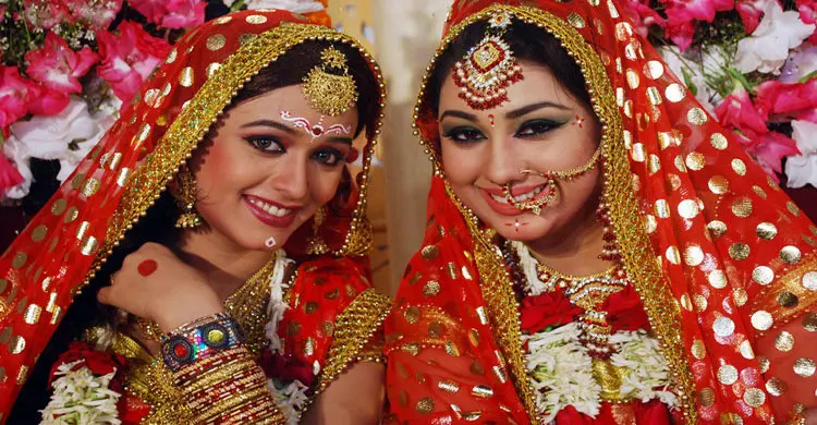 আটকে গেল দুই পৃথিবী