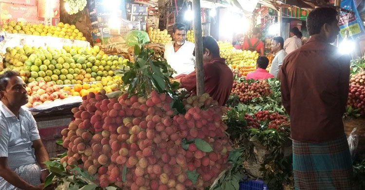 ফেনীতে প্রতিদিন বিক্রি হচ্ছে ৫ কোটি টাকার ফল