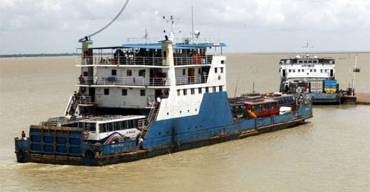 ডুবোচরে আটকা পড়েছে ফেরি চন্দ্রমল্লিকা