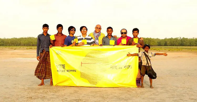 নিঝুম দ্বীপে গাছের কাণ্ড 