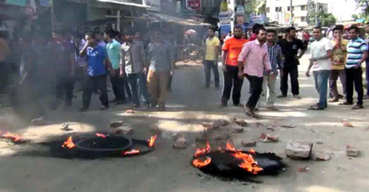 গাজীপুরে ডুয়েট শিক্ষার্থীদের সড়ক অবরোধ