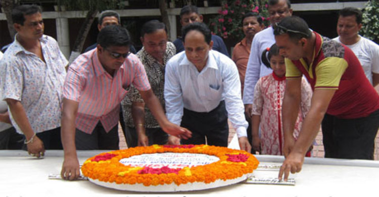 টুঙ্গিপাড়ায় বঙ্গবন্ধুর সমাধি সৌধে শ্রদ্ধা নিবেদন 