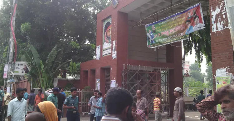 তিতুমীর কলেজ শিক্ষার্থীদের সড়ক অবরোধ