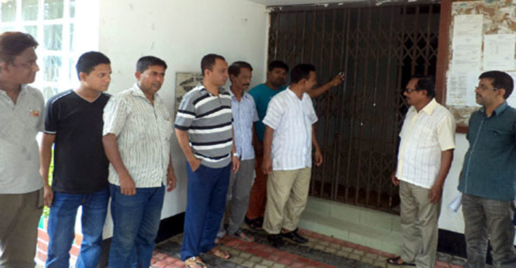 বকেয়া বিল পরিশোধের দাবিতে হবিগঞ্জ সড়ক বিভাগে তালা