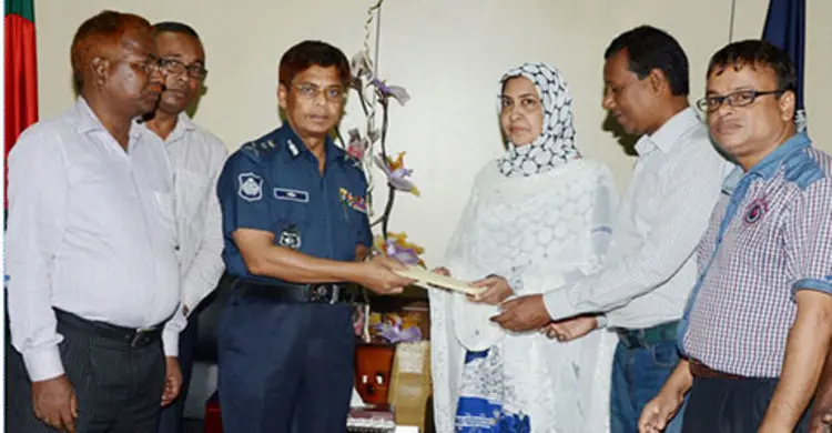 সাংবাদিক সালেহীনের পরিবারকে আইজিপি’র আর্থিক সহায়তা