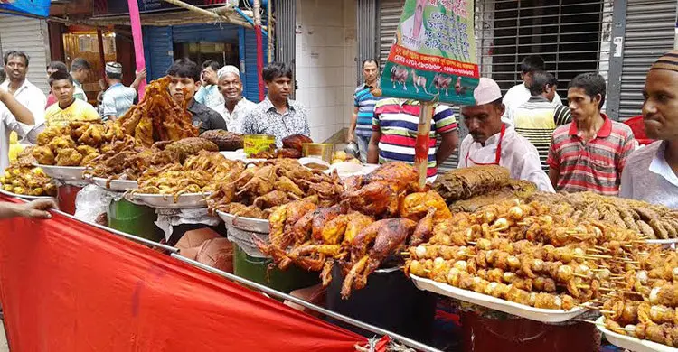প্রথম দিনেই জমজমাট চকবাজারের ইফতারি বাজার