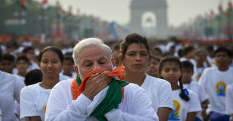 পতাকায় ঘাম মুছে বিপাকে মোদি