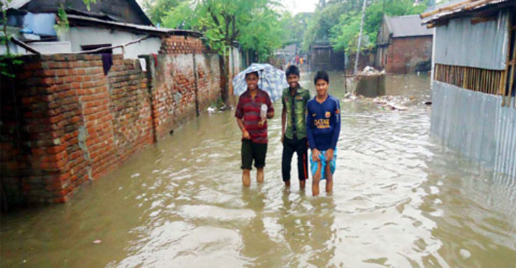 সামান্য বৃষ্টিপাতেই ঈশ্বরদীর আমবাগানে জলাবদ্ধতা
