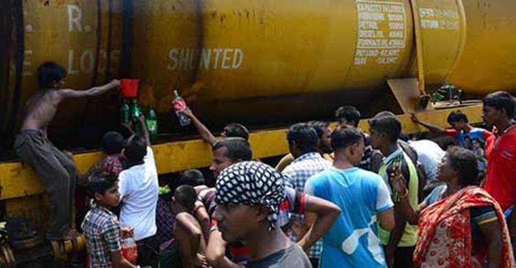 রেলওয়ের ট্যাংকার থেকে তেল উপচে পড়া নিয়ে চাঞ্চল্য