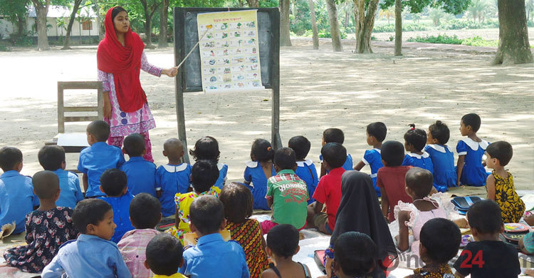 চাঁদার টাকায় মাঠে চলে পাঠদান
