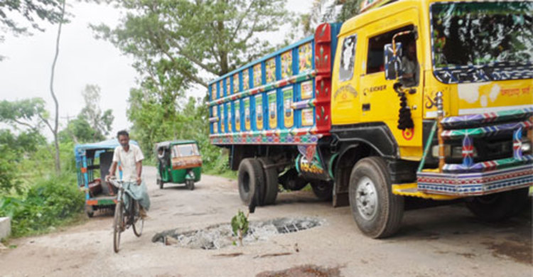 পাঁচবিবি-হিলি সড়কে কালভার্ট ভেঙে যান চলাচল বন্ধ