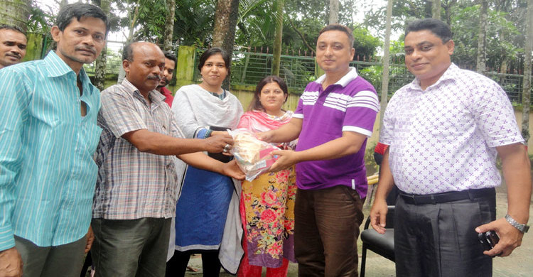 কালীগঞ্জ ইউএনও’র উদ্যোগে ঈদ সামগ্রী বিতরণ