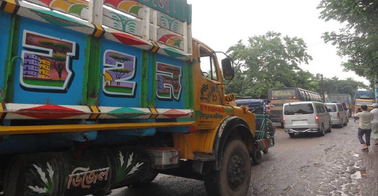 টঙ্গী-কালীগঞ্জ-ঘোড়াশাল সড়কে বেড়েছে ট্রাক-কাভার্ড ভ্যানের চাপ