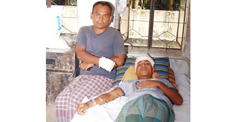 কালীগঞ্জে প্রতিপক্ষের হামলায় পিতা-পুত্র আহত