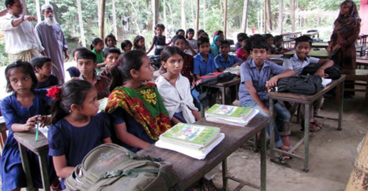 মূল ভবন ছেড়ে টিনের চালার নীচে চলছে পাঠদান