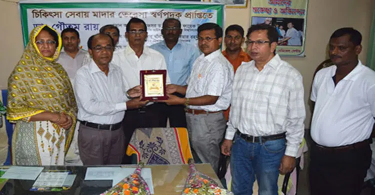 খুবি চিকিৎসকের মাদার তেরেসা পদক লাভ