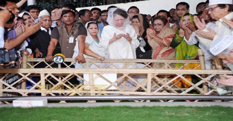 ছেলের কবর জিয়ারত করলেন খালেদা