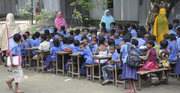 ভবন ক্ষতিগ্রস্ত : মাঠেই চলছে পাঠদান