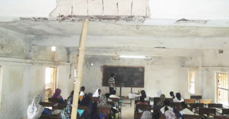 ঝুঁকি নিয়ে পরিত্যক্ত ভবনে পাঠদান