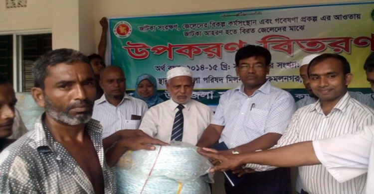 লক্ষীপুরে জেলেদের মৎস্য উপকরণ বিতরণ