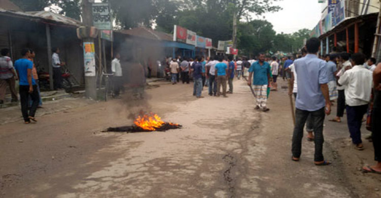 হাতীবান্ধায় ছাত্রলীগ নেতা আটক : সড়ক অবরোধ