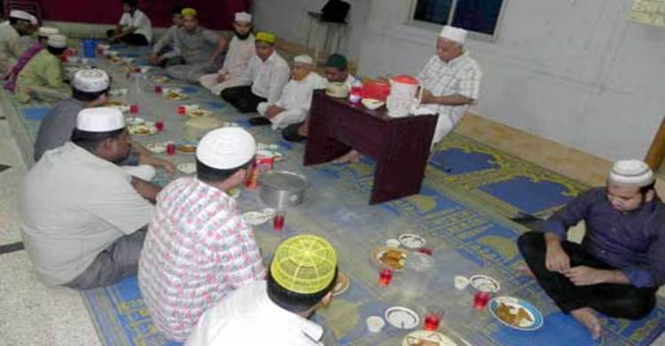 এতিমদের সঙ্গে ইফতার করলেন মনজুর আলম