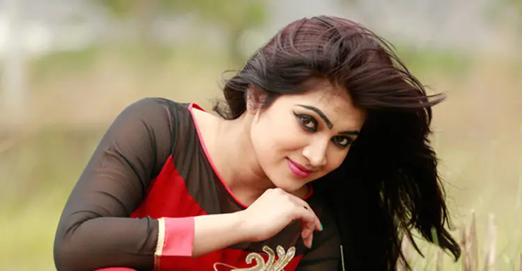 আনসারদের রিভলবার দেখালেন নায়িকার সহকারী!