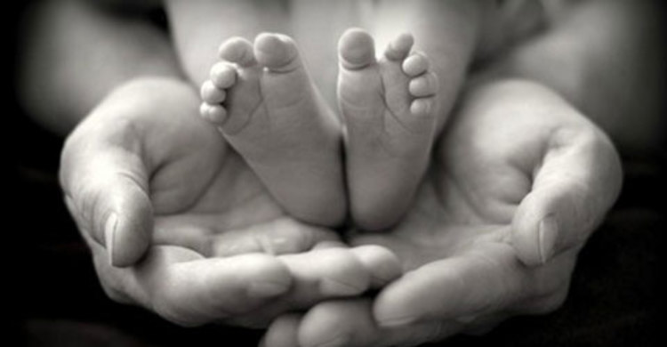 সদ্য ভূমিষ্ঠ সন্তানকে টয়লেটে ফেললেন মা!