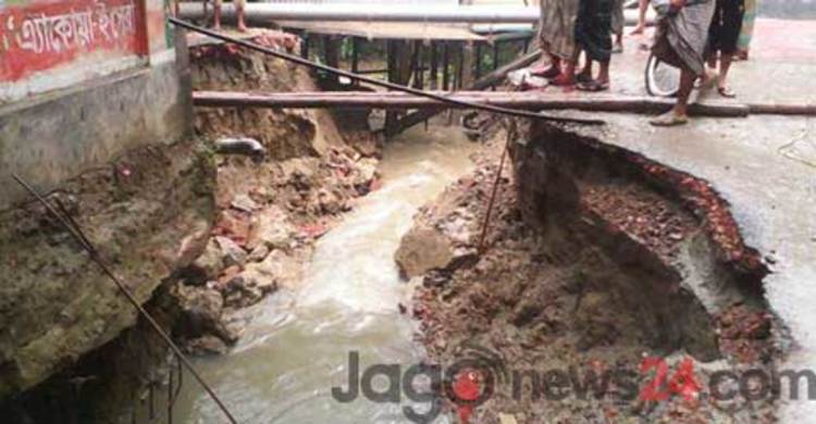 মাদারীপুরে রাস্তা ভেঙে সড়ক যোগাযোগ বিচ্ছিন্ন