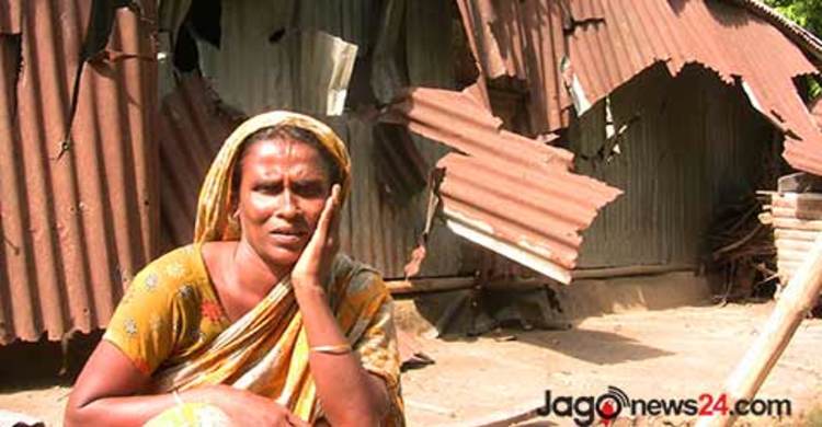 চাঁদার দাবিতে আওয়ামী লীগ নেতার বাড়িতে লুটপাট