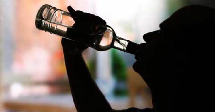 বিষাক্ত মদপানে দু’জনের মৃত্যু