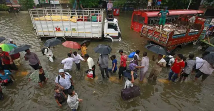 প্রবল বৃষ্টিতে বিপর্যস্ত মুম্বাই : সতর্কতা জারি