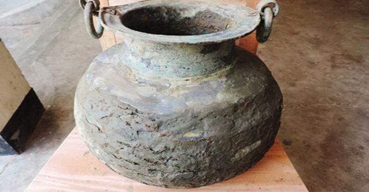 মুন্সিগঞ্জে হাজার বছরের প্রাচীন কলস উদ্ধার