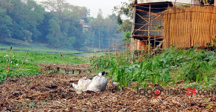 অবৈধ দখলে নড়াইলের ছাতড়ার খাল