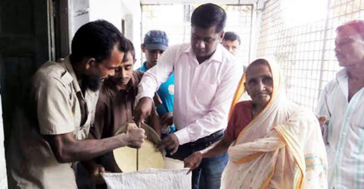 নড়াইলে ঈদ উপলক্ষে ভিজিএফ কার্ডের চাল বিতরণ শুরু