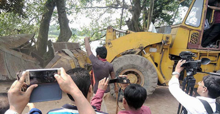 না.গঞ্জে শতাধিক অবৈধ স্থাপনা উচ্ছেদ