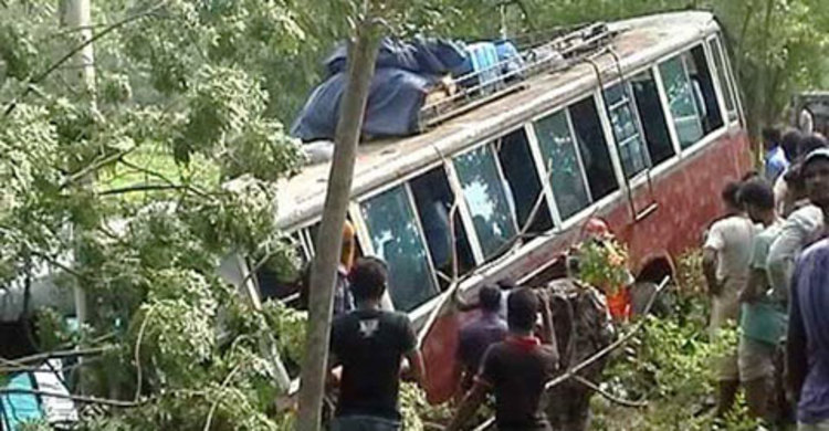 নাটোরে যাত্রীবাহী বাস উল্টে হেলপার নিহত