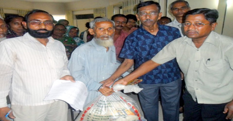 নেত্রকোনায় ৪শ মুক্তিযোদ্ধা পরিবারের মাঝে ঈদ সামগ্রী বিতরণ