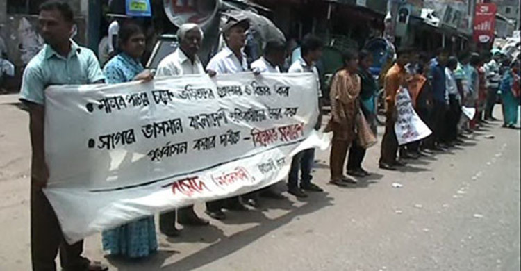 নোয়াখালীতে মানবপাচারকারীদের গ্রেফতারের দাবিতে মানববন্ধন 