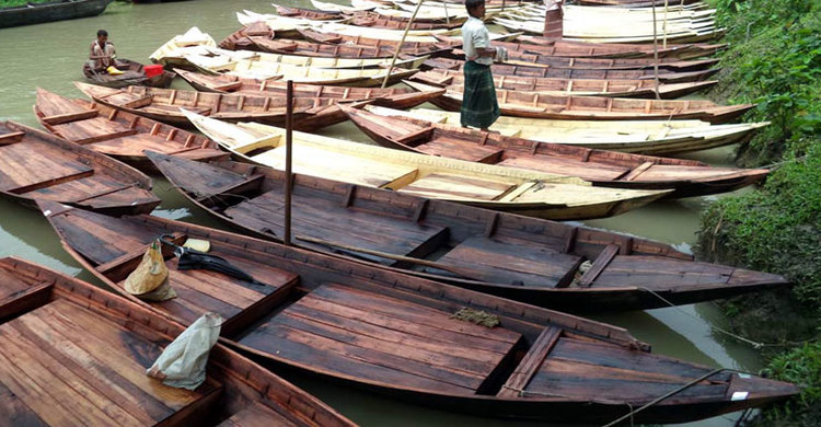 পিরোজপুরে বসেছে নয়নাভিরাম ভাসমান নৌকার হাট