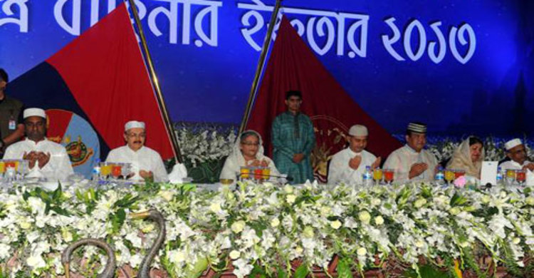 সেনাকুঞ্জের ইফতারে প্রধানমন্ত্রী