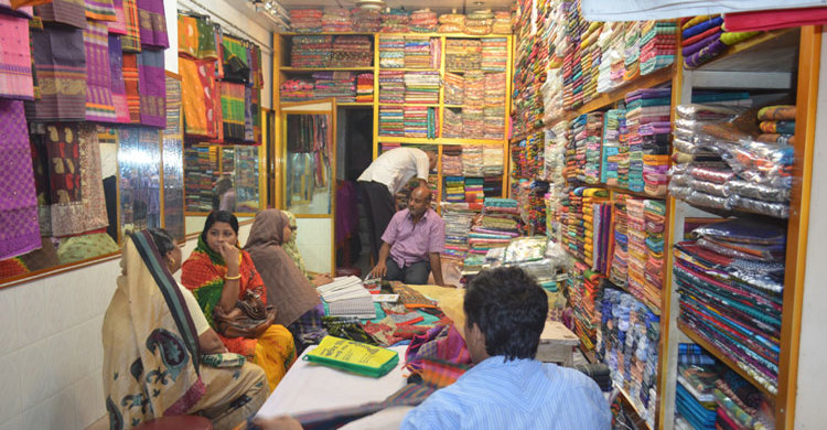 রাজশাহীর ঈদের বাজার দখলে নিতে সক্রিয় চোরাকারবারিরা 