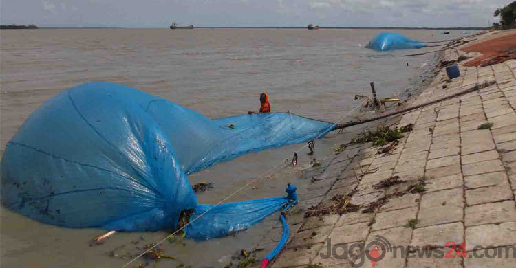 সুন্দরবন সংলগ্ন নদ-নদীতে চলছে পোনা আহরণের মহোৎসব