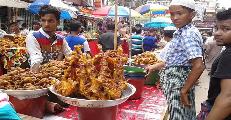 পুরান ঢাকার ঐতিহ্যবাহী ইফতারির দাম এবার চড়া