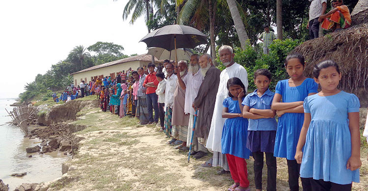 রাজবাড়ীতে পদ্মার ভাঙন রোধে মানববন্ধন বিক্ষোভ