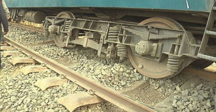 কুমিল্লায় উদয়ন এক্সপ্রেসের বগি লাইনচ্যুত