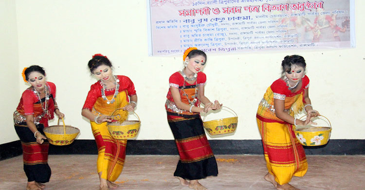 ঐতিহ্যবাহী নৃত্য-সঙ্গীতে মত্ত হলো ত্রিপুরা পল্লী