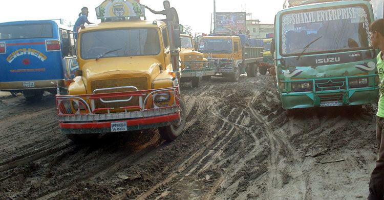সড়ক সংস্কার করবেন ব্যবসায়ীরা!