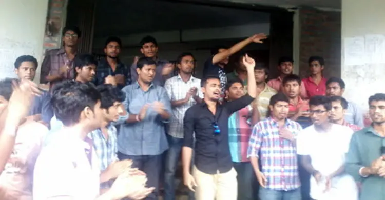 শাবিতে প্রশাসন ভবনের তালা ভাঙল ছাত্রলীগ