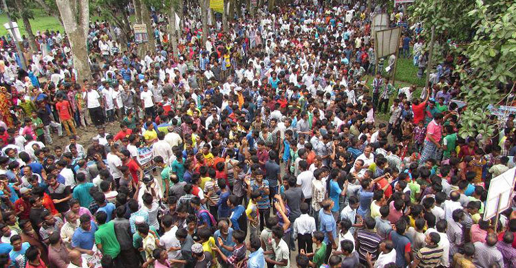 শরীয়তপুরে আ. লীগের সভাপতির বিরুদ্ধে মামলার প্রতিবাদে মানববন্ধন